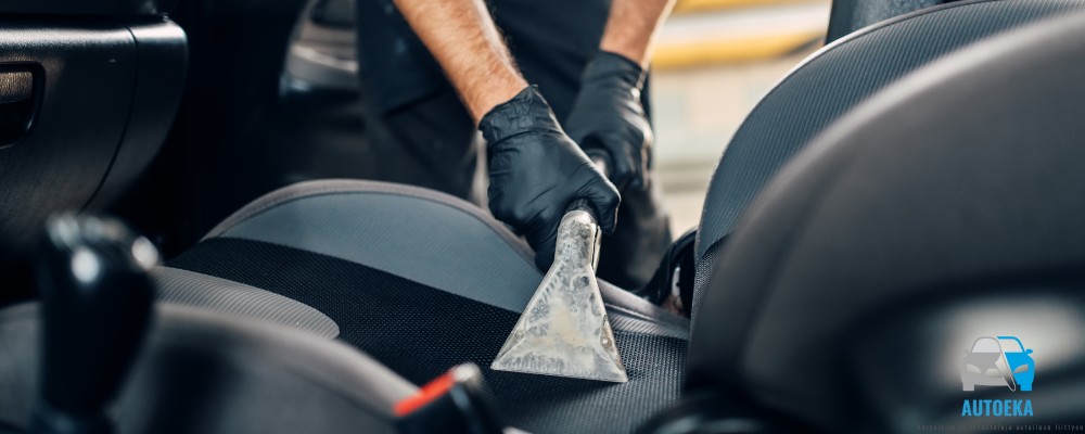 Auton siivous sisältä