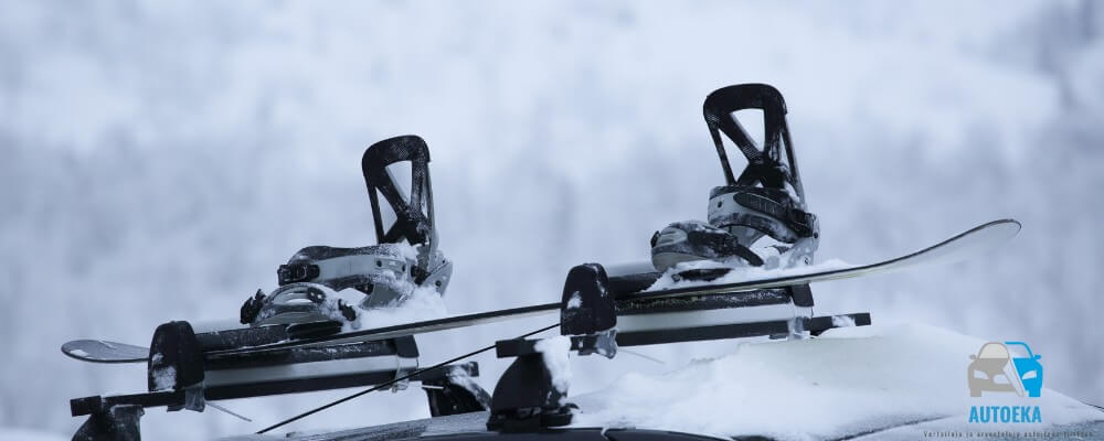 sukset auton katolla telineessä