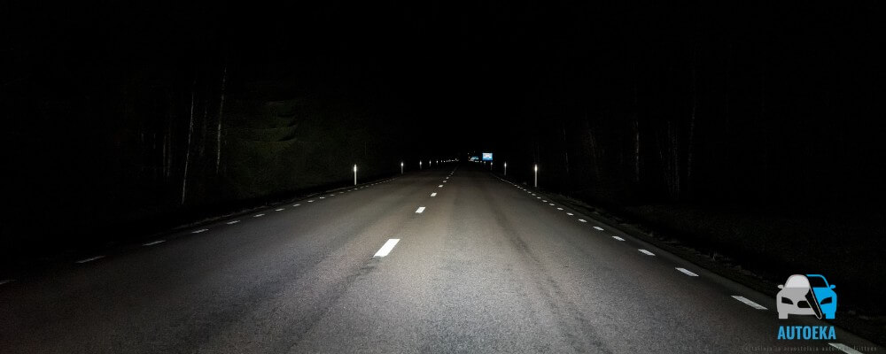 pitkät valot autossa
