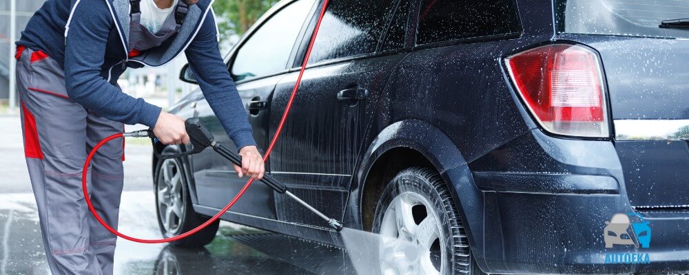 auton pesu painepesurilla