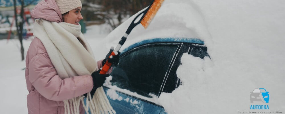 auton puhdistus lumesta