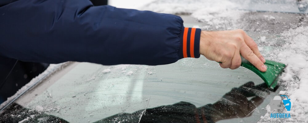 ikkunoiden raaputus pakkasella